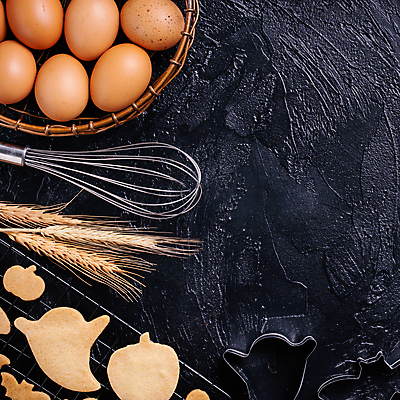 포토 JPG 해외이미지 행복 백그라운드 검은배경 프레임 사람없음 쿠키 계란 할로윈 밀가루 쿠키틀 버터 핸드메이드 국경 해외포토 감정 디저트 알 검은색 가루 제빵도구 파일형식 이미지허브