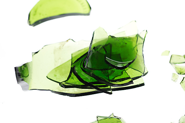 포토 JPG 해외이미지 조각 부분 유리 사람없음 초록색 재활용 손상 흰색 투명 균열 가장자리 파편 사건 오브젝트 날카로움 덩어리 찌그러짐 고립 깨짐 단절 취급주의 해외포토 컬러 컨셉 모션 재질 경고 둘레 친환경 파일형식 이미지허브