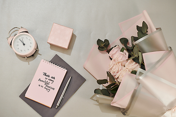 포토 JPG 해외이미지 손글씨 꽃다발 회색배경 실내 사람없음 상자 장미 펜 탁상시계 스프링노트 세계여성의날 어머니의날 해외포토 기념일 꽃 시계 백그라운드 내부 필기구 공책 회색 미국문화 파일형식 이미지허브