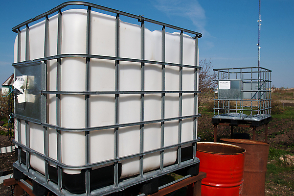 포토 JPG 해외이미지 식물 사람없음 물 금속 정원 흰색 저수지 컨테이너 탱크 수납 해외포토 자연요소 산업 컬러 재질 파일형식 이미지허브