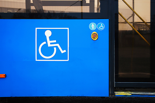포토 JPG 해외이미지 의자 교통시설 거리 버스 안전 사람 사람없음 파란색 픽토그램 도시 바퀴 장애인 심볼 사인 휠체어 일반 장애 돌봄 헬프 접근 해외포토 육상교통 컬러 가구 교통 모션 대중교통 도움 시설 파일형식 이미지허브