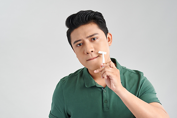 포토 JPG 해외이미지 응시 남자 회색배경 실내 무표정 한명 들기 동양인 상반신 성인 앞모습 뷰티 면도 면도기 자기관리 성인남자한명만 그루밍족 해외포토 1 시선 감정 뷰포인트 백그라운드 모션 표정 사람 인종 내부 위생용품 회색 남자한명만 성인남자만 파일형식 이미지허브