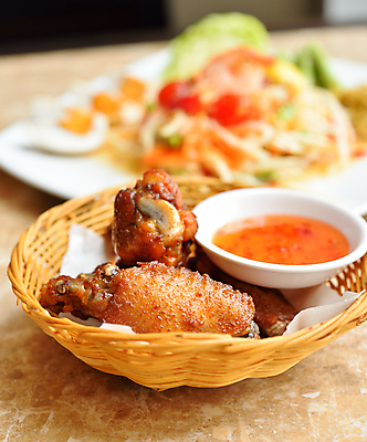 포토 JPG 해외이미지 실내 사람없음 아웃포커스 바구니 치킨 담기 종지 칠리소스 닭날개 종이호일 해외포토 그릇 모션 촬영기법 내부 닭고기 소스_음식 닭고기요리 파일형식 이미지허브