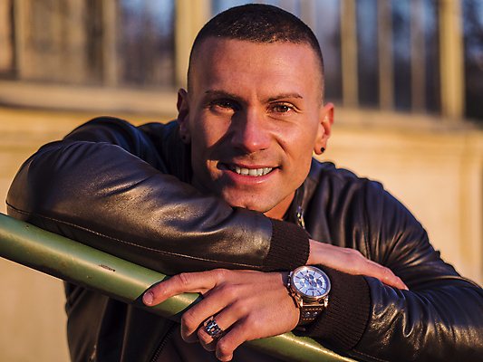 포토 JPG 해외이미지 백인 모델 1 남자 셔츠 하늘 한명 서기 사람 성인 야외 파란색 유행 환경 맑음 검은색 기댐 어둠 재킷 흰색 도시 시원함 가죽 싱글 설정 혼자 스타일 유일 해외포토 서양인 컬러 상의 모션 날씨 외투 파일형식 이미지허브