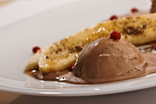 포토 JPG 해외이미지 음식 유리 아이스크림 디저트 바나나 사람없음 빨간색 초콜릿 냉동 견과류 달콤 맛 맛있는 해외포토 컬러 컨셉 과일 재질 파일형식 이미지허브