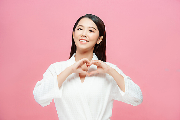 포토 JPG 해외이미지 여자 행복 분홍색 사랑 한명 동양인 상반신 성인 앞모습 하트 검은머리 손하트 성인여자한명만 해외포토 모양 1 헤어스타일 감정 뷰포인트 컬러 사람 인종 손짓 여자한명만 성인여자만 파일형식 이미지허브