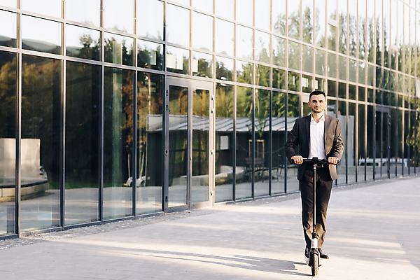 포토 JPG 해외이미지 직업 라이프스타일 도로 포즈 비즈니스 교통시설 노동자 거리 한명 정장 성인 야외 환경 스쿠터 도시 업무 비즈니스맨 닫기 승차 경영자 에코 친환경 생태계 베터리 생태학 해외포토 1 옷 교육 남자 길 교통 모션 사람 생활 오토바이 작업 직장인 시설 리더 파일형식 이미지허브