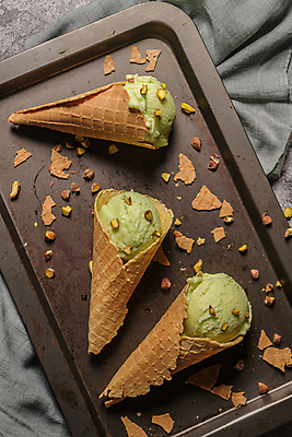 포토 JPG 해외이미지 쟁반 실내 사람없음 하이앵글 달콤 콘아이스크림 부스러기 피스타치오 해외포토 뷰포인트 아이스크림 내부 견과류 맛 파일형식 이미지허브