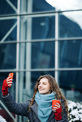 포토 JPG 해외이미지 모델 행복 얼굴 여행 겨울 통신 모바일 휴가 새로움 거리 세포 한명 미소 야외 빨간색 스마트폰 핸드폰 도시풍경 뷰티 머리카락 도시 메시지 만들기 긍정 오디오 동영상 목소리 블로거 소셜 소셜미디어 해외포토 1 계절 감정 컬러 컨셉 모션 표정 사람 풍경 신체부위 전자제품 스마트기기 머리 파일형식 이미지허브