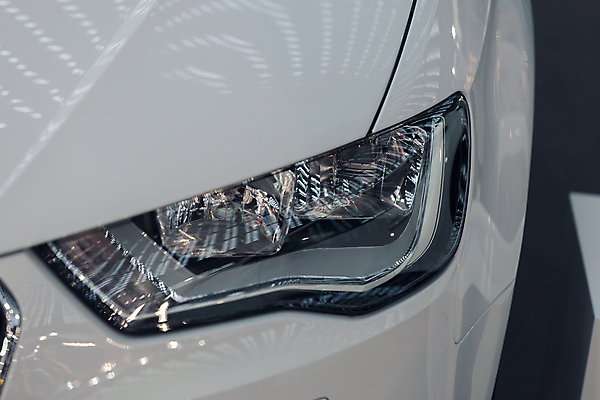 포토 JPG 해외이미지 디자인 백그라운드 부분 교통시설 자동차 유리 안전 사람없음 빛 금속 오토바이 흰색 램프 원형 묘사 고립 자동 스타일 주도 해외포토 도형 육상교통 컬러 교통 재질 조명 바이크 예절 시설 파일형식 이미지허브