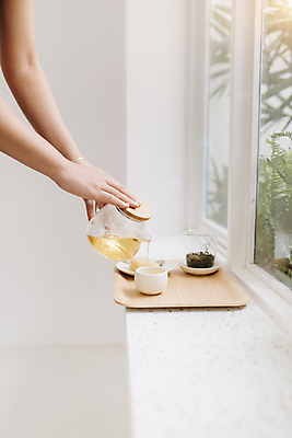 포토 JPG 해외이미지 손 들기 신체부위 붓기 찻주전자 창가 나무쟁반 해외포토 창문 모션 주전자 쟁반 사람 목재 파일형식 이미지허브