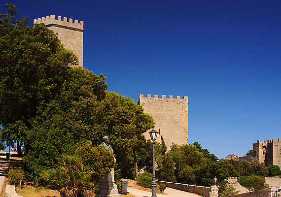 포토 JPG 해외이미지 공원 유럽 벽 건축양식 사람없음 탑 성 역사 재산 건축가 폐허 아치 목각 천연기념물 고고학 옛날 정문 회복 해외포토 직업 건축물 공공시설 교육 건축 나라 컨셉 금융 문 파일형식 이미지허브