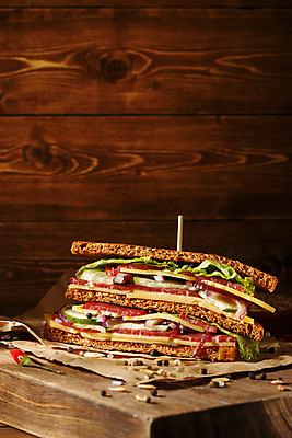 포토 JPG 해외이미지 음식 빵 토마토 치즈 패스트푸드 샌드위치 육류 사람없음 목재 초록색 식사 치킨 상추 햄 슬라이스 토스트 베이컨 점심식사 해외포토 나무 컬러 채소 식재료 재료 유제품 돼지고기 인스턴트 닭고기요리 파일형식 이미지허브