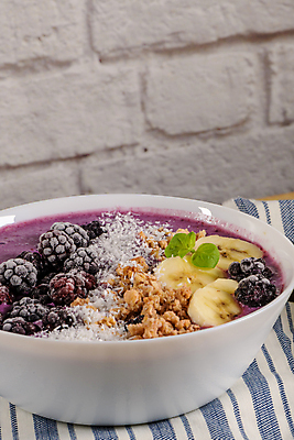 포토 JPG 해외이미지 그릇 바나나 실내 사람없음 식탁보 민트 블랙베리 요거트 뮤즐리 그래놀라 해외포토 식기 음식 과일 유제품 내부 허브 파일형식 이미지허브