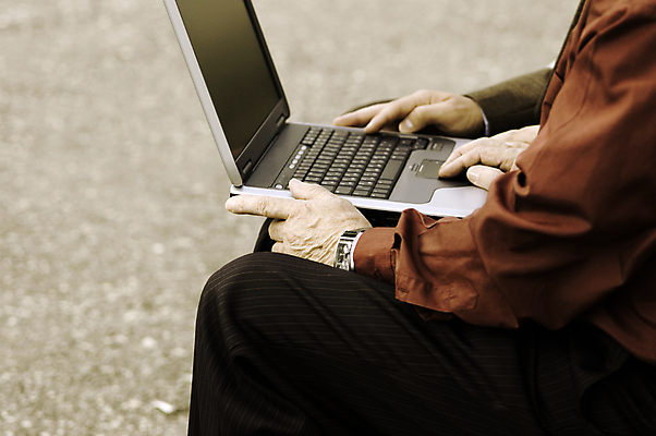 포토 JPG 해외이미지 백인 직업 옷 남자 컨셉 2 인터넷 비즈니스 성공 모바일 사람 앉기 정장 성인 사람없음 야외 빨간색 노트북 컴퓨터 사무실 공책 기댐 자유 타이핑 업무 작업 비즈니스맨 오픈 무선전화기 집중 독립 쉬운 해외포토 서양인 컬러 모션 문구용품 전자제품 직장인 전화기 파일형식 이미지허브