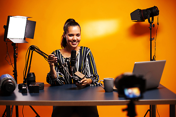 포토 JPG 해외이미지 응시 여자 전등 안내 한명 들기 상반신 성인 앞모습 컵 노트북 카메라 촬영 주황색 책상 마이크 방송 촬영실 성인여자한명만 유튜버 해외포토 1 식기 시선 뷰포인트 컬러 음향기기 가구 모션 조명 사람 전자제품 공간 여자한명만 성인여자만 파일형식 크리에이터 이미지허브