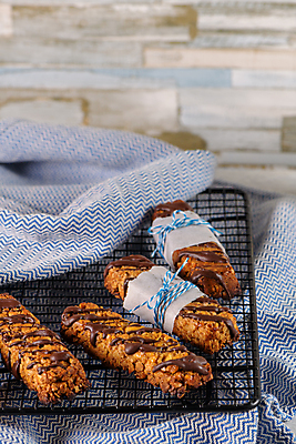 포토 JPG 해외이미지 리본 실내 사람없음 초콜릿 여러개 달콤 건강식품 에너지바 종이호일 식힘망 해외포토 음식 다수 디저트 건강 내부 주방도구 맛 제빵도구 파일형식 이미지허브