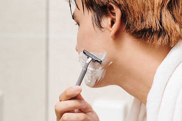 포토 JPG 해외이미지 남자 실내 한명 들기 동양인 상반신 성인 옆모습 뷰티 화장실 면도 면도기 자기관리 성인남자한명만 그루밍족 해외포토 1 뷰포인트 모션 사람 인종 내부 위생용품 남자한명만 성인남자만 파일형식 이미지허브