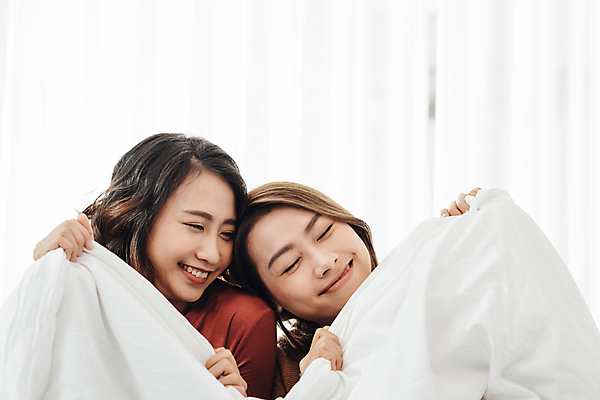 포토 JPG 해외이미지 커플 여자 여유 휴식 실내 동양인 상반신 성인 두명 앞모습 눈감음 이불 잡기 동성애자 성인여자만 집콕 해외포토 감정 뷰포인트 컨셉 관계 침구 모션 사람 인종 내부 신조어 여자만 성인만 파일형식 성소수자 앳홈라이프 이미지허브