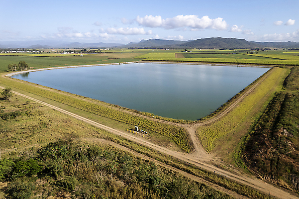 포토 JPG 해외이미지 선 이동 패턴 밭 자연 지팡이 하늘 추상 거리 안테나 풍경 사람없음 야외 물 파란색 마을 시골 역 호주 숲 댐 땅 설탕 질감 타운 낭비 내추럴 대칭 드론 사탕수수 수평선 내려보기 해외포토 자연요소 식물 공공시설 컬러 컨셉 무늬 농업 통신 교통시설 모션 도시 오세아니아 생태계 파일형식 이미지허브