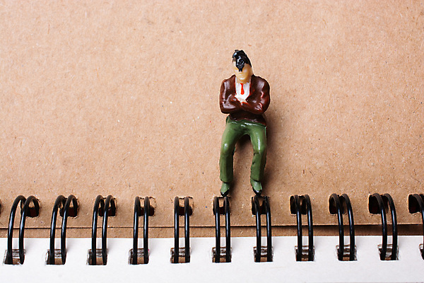 포토 JPG 해외이미지 실내 사람없음 미니어처 인물미니어처 스프링노트 갈색배경 해외포토 백그라운드 내부 갈색 모형 공책 파일형식 이미지허브