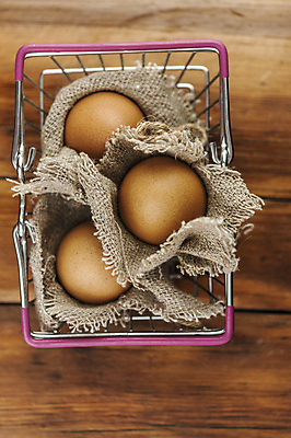 포토 JPG 해외이미지 실내 사람없음 하이앵글 계란 삼베 장바구니 담기 감싸기 나무배경 해외포토 뷰포인트 백그라운드 모션 내부 쇼핑 바구니 알 파일형식 천_직물 이미지허브