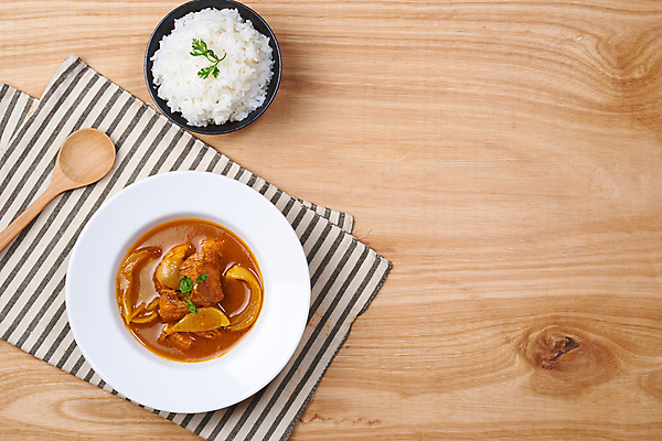 포토 JPG 해외이미지 그릇 밥 실내 사람없음 식탁보 카레 쌀밥 나무숟가락 치킨카레 나무배경 해외포토 식기 음식 백그라운드 내부 숟가락 파일형식 이미지허브