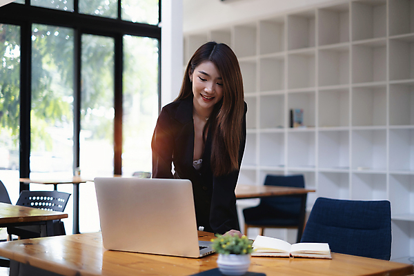 포토 JPG 해외이미지 직업 통계 성공 그래프 미래 아이디어 한명 사람 금융 경제 글로벌 사무실 스크린 계산기 정보 비즈니스맨 절약 계산 황금 계획 주식 토론 중개인 분석 보고서 경영자 투자 이익 가치 공유 회계 경영 계좌 마케팅 수입 자금 투자자 회계사 유대감 해외포토 1 남자 컨셉 돈 비즈니스 문구용품 장비 직장인 리더 파일형식 이미지허브
