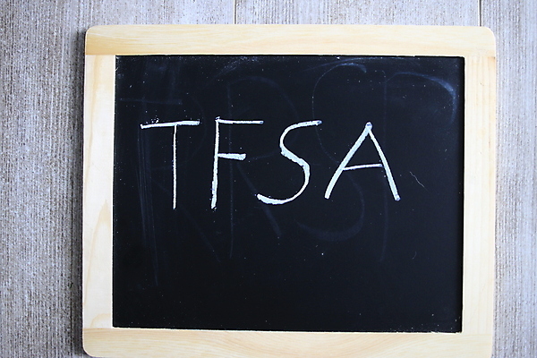 포토 JPG 해외이미지 여행 백그라운드 컨셉 돈 캐나다 비즈니스 통신 성공 사랑 사람없음 옆모습 그래픽 금융 경제 동전 저축 계산기 정보 달력 흰색 절약 재산 4월 은퇴 심볼 서식 문서 투자 이익 가치 회계 고립 세금 수입 전국 정부 해외포토 감정 뷰포인트 컬러 북아메리카 문구용품 장비 날짜 파일형식 이미지허브