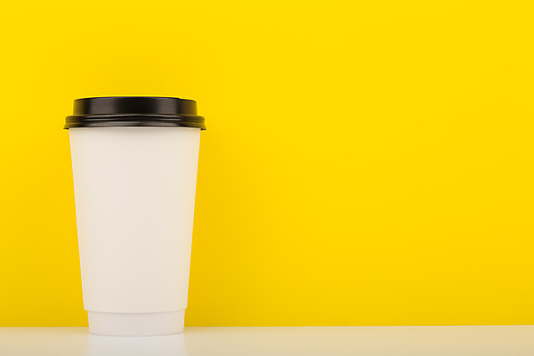 포토 JPG 해외이미지 실내 사람없음 노란배경 테이크아웃컵 카피스페이스 해외포토 백그라운드 내부 컵 노란색 공백 파일형식 이미지허브