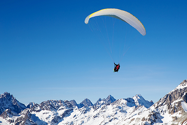 포토 JPG 해외이미지 주간 남자 하늘 매달리기 한명 사람 성인 야외 비행 자신감 고독 낙하산 패러글라이딩 글라이더 성인남자한명만 해외포토 자연요소 1 감정 스포츠 모션 남자한명만 성인남자만 파일형식 이미지허브