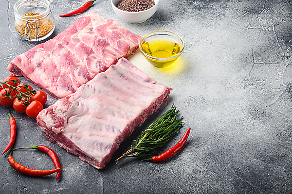 포토 JPG 해외이미지 그릇 식재료 방울토마토 고추 회색배경 유리병 실내 생고기 돼지고기 사람없음 신선 올리브오일 후추 로즈메리 등갈비 해외포토 식기 백그라운드 토마토 채소 병_용기 육류 내부 회색 기름_음식 허브 향신료 파일형식 이미지허브