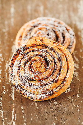 포토 JPG 해외이미지 음식 크리스마스 겨울 디저트 나선형 덴마크 사람없음 갈색 케이크 초콜릿 빵집 사막 소용돌이 대접 신선 달콤 맛 아침식사 설탕 굽기 날것 상승 반죽 브런치 롤 건포도 번 시나몬 어려움 페스츄리 핸드메이드 시나몬롤 해외포토 계절 기념일 빵 컬러 컨셉 무늬 포도 북유럽 상점 식사 회오리 구이 건과일 파일형식 이미지허브