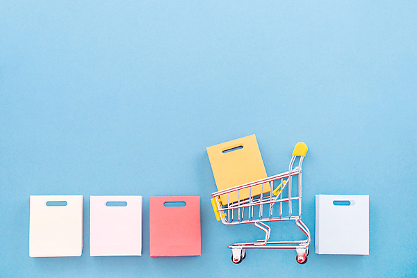 포토 JPG 해외이미지 실내 사람없음 쇼핑 쇼핑백 쇼핑카 미니어처 오브젝트 파란배경 일렬 카피스페이스 해외포토 백그라운드 가방 내부 파란색 모형 카트 공백 파일형식 이미지허브