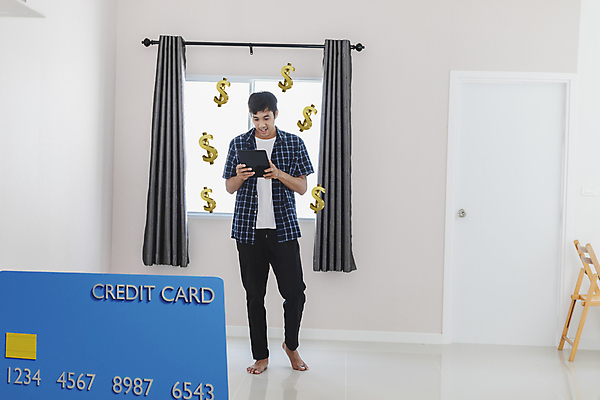 포토 JPG 해외이미지 백인 라이프스타일 응시 남자 행복 컨셉 돈 비즈니스 통신 성공 모바일 휴식 주택 실내 한명 미소 사람 앉기 동양인 성인 금융 스마트폰 쇼핑 소파 방 구매 결제 온라인 해외포토 서양인 1 시선 감정 의자 모션 표정 인종 내부 건물 생활 경제 핸드폰 스마트기기 재산 파일형식 이미지허브