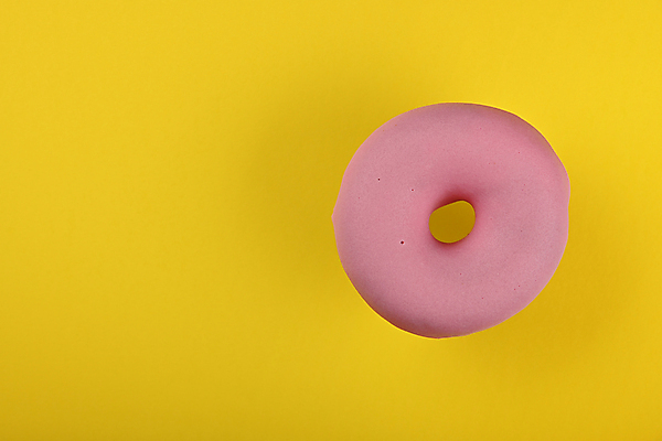 포토 JPG 해외이미지 1 종이 음식 분홍색 백그라운드 디저트 사탕 사람없음 치료 노란색 우주 빵집 반지 원형 플랫 닫기 도넛 정상 유혹 먹기 각도 위치 충동구매 강렬 해로움 해외포토 도형 컬러 컨셉 장신구 의학 모션 쇼핑 상점 과소비 파일형식 이미지허브