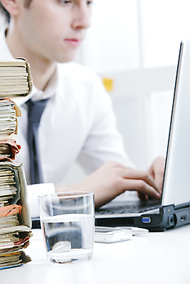 포토 JPG 해외이미지 남자 한명 앉기 노트북 컴퓨터 사무실 쌓기 작업 직장인 비즈니스맨 전문직 책상 성인남자만 해외포토 직업 1 가구 비즈니스 모션 사람 전자제품 남자만 성인만 파일형식 이미지허브