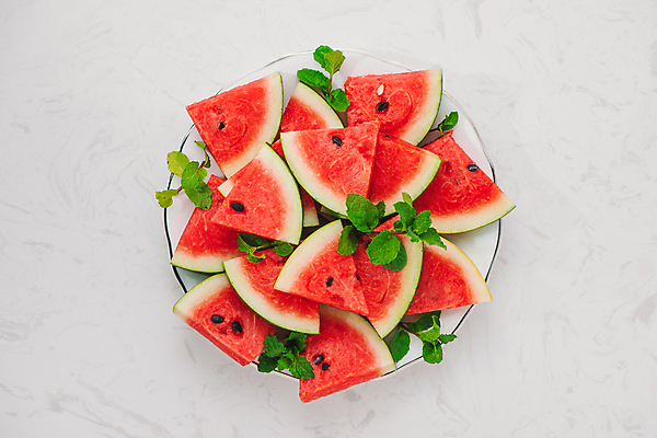 포토 JPG 해외이미지 접시 잎 수박 실내 사람없음 하이앵글 쌓기 달콤 흰배경 수박조각 제철과일 해외포토 식물 식기 뷰포인트 조각 백그라운드 과일 모션 내부 흰색 맛 제철 파일형식 이미지허브