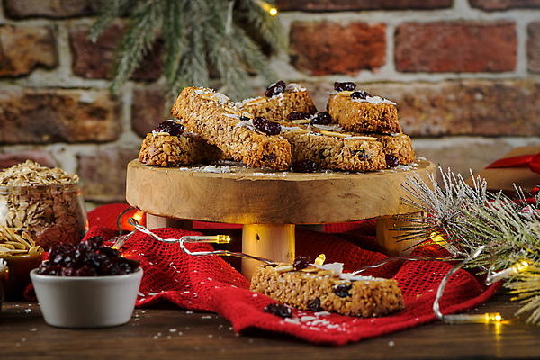 포토 JPG 해외이미지 그릇 벽 잎 유리병 벽돌 실내 사람없음 달콤 건강식품 건포도 나무받침 에너지바 오트밀 조명장식 해외포토 식물 식기 음식 포도 병_용기 조명 건강 내부 목재 장식 맛 받침대 건과일 파일형식 귀리 이미지허브