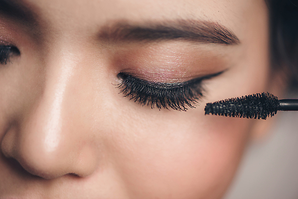 포토 JPG 해외이미지 여자 실내 한명 근접촬영 상반신 성인 앞모습 신체부위 뷰티 눈감음 마스카라 아이메이크업 안구 성인여자한명만 해외포토 1 뷰포인트 모션 사람 내부 화장 화장품 여자한명만 성인여자만 파일형식 이미지허브