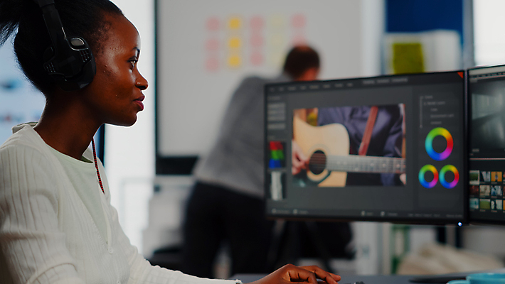 포토 JPG 해외이미지 여자 실내 한명 상반신 성인 옆모습 그래픽 모니터 헤드셋 그래픽디자이너 성인여자한명만 영상편집 해외포토 1 뷰포인트 음향기기 사람 내부 컴퓨터 헤드폰 디자이너 여자한명만 성인여자만 파일형식 이미지허브