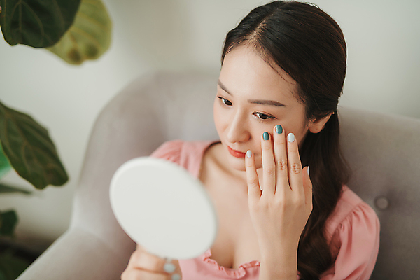 포토 JPG 해외이미지 여자 실내 한명 들기 동양인 상반신 성인 옆모습 소파 뷰티 만지기 터치 확인 손거울 성인여자한명만 해외포토 1 뷰포인트 의자 모션 사람 인종 내부 거울 여자한명만 성인여자만 파일형식 이미지허브