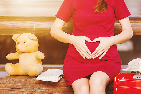 포토 JPG 해외이미지 백인 여자 행복 벤치 엄마 사랑 한명 앉기 성인 앞모습 빨간색 임산부 곰인형 하트 손하트 성인여자한명만 해외포토 모양 서양인 1 감정 인형 뷰포인트 컬러 의자 가족 모션 사람 손짓 임신 여자한명만 성인여자만 파일형식 이미지허브