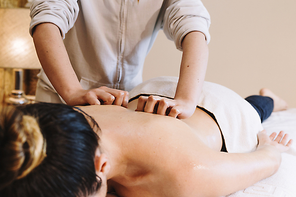 포토 JPG 해외이미지 전신 여자 엎드리기 실내 상반신 성인 두명 앞모습 옆모습 눕기 스파 마사지 누름 마사지사 테라피 성인여자만 해외포토 직업 뷰포인트 모션 사람 내부 뷰티 여자만 성인만 파일형식 이미지허브