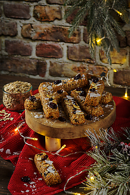 포토 JPG 해외이미지 벽 잎 유리병 벽돌 실내 사람없음 달콤 건강식품 나무받침 에너지바 오트밀 조명장식 해외포토 식물 음식 병_용기 조명 건강 내부 목재 장식 맛 받침대 파일형식 귀리 이미지허브