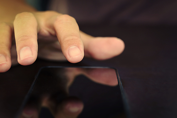 포토 JPG 해외이미지 라이프스타일 손 남자 컨셉 인터넷 비즈니스 통신 손가락 탁자 모바일 불꽃 아이디어 실내 사람 사람없음 스마트폰 핸드폰 디지털 스크린 모니터 자료 터치 키보드 잡기 작업 네트워크 메시지 어플리케이션 연결 스마트 경영자 문서 거짓 블러 소셜 채팅 목차 해외포토 가구 모션 불 내부 생활 신체부위 전자제품 스마트기기 컴퓨터 리더 파일형식 이미지허브