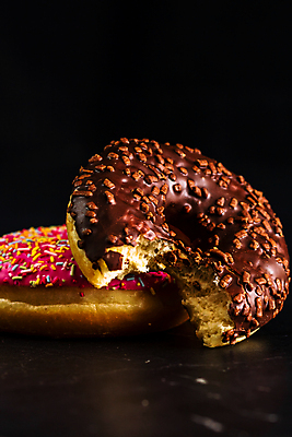 포토 JPG 해외이미지 음식 분홍색 백그라운드 검은배경 디저트 패스트푸드 사람없음 컬러풀 케이크 초콜릿 얼음 빵집 흰색 신선 원형 도넛 달콤 맛 아침식사 유혹 설탕 굽기 뿌리기 반죽 칼로리 고립 반투명 페스츄리 해로움 핸드메이드 프로스팅 맛있는 해외포토 자연요소 도형 빵 컬러 컨셉 모션 상점 검은색 식사 인스턴트 구이 제빵 파일형식 이미지허브