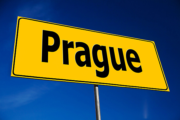 포토 JPG 해외이미지 도로 여행 컨셉 가이드 텍스트 교통시설 표시 하늘 거리 아이디어 프레임 광고판 사람없음 파란색 단어 노란색 정보 시골 도시 표지판 메시지 선택 방향 교차로 알림 심볼 사인 도로표지판 체코 공지사항 프라하 네비게이션 다음 루트 방법 조언 해외포토 직업 문자 유럽 길 컬러 교통 알림판 시설 판 파일형식 이미지허브