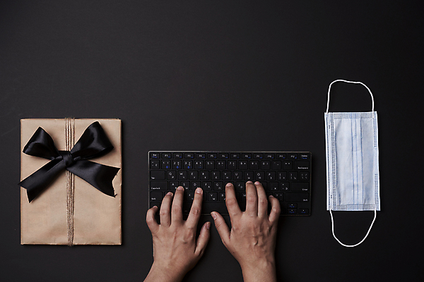 포토 JPG 해외이미지 손 비즈니스 검은배경 선물 한명 사람없음 신체부위 선물상자 쇼핑 쇼핑백 세일 상점 디지털 직물 키보드 구매 가격 사이버 상품권 상업 온라인쇼핑 질서 온라인 승진 전자상거래 금요일 마케팅 매각 쇼퍼홀릭 특별함 블랙프라이데이 제의 해외포토 1 백그라운드 컨셉 가방 데이이벤트 사람 상자 검은색 예절 요일 파일형식 이미지허브