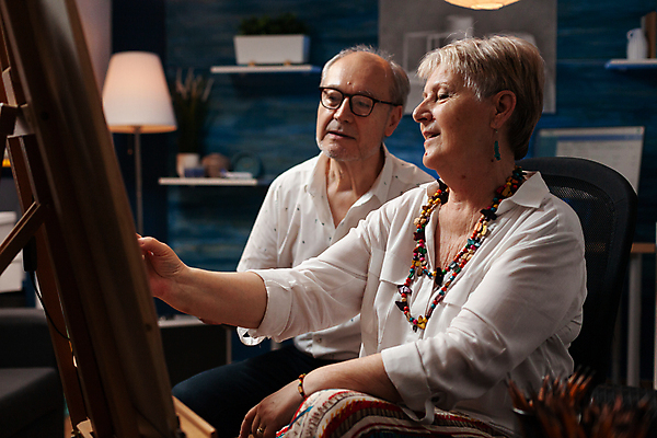 포토 JPG 해외이미지 여자 할아버지 노년 남자 할머니 실내 들기 앉기 상반신 두명 앞모습 옆모습 노부부 그리기 이젤 노인만 해외포토 부부 뷰포인트 모션 사람 성인 내부 미술도구 성인만 파일형식 이미지허브